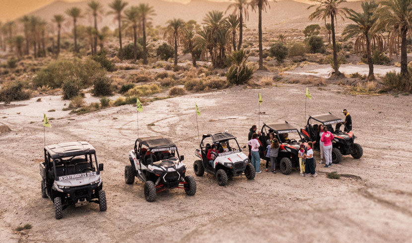 Muestra unos buggys haciendo una ruta por la zona del Chorrillo en el desierto de Tabernas